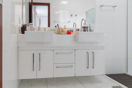 Casa à venda com 234m², 4 quartos e 4 vagas Casa à venda com 234m², 4 quartos e 4 vagasBanheiro da suíte