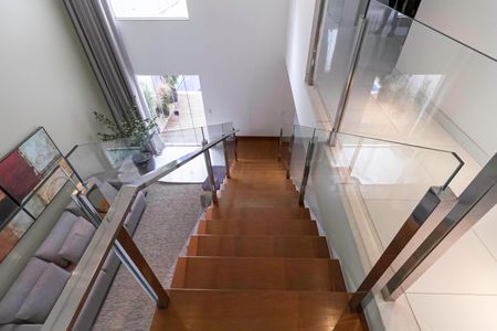 Casa à venda com 234m², 4 quartos e 4 vagas Casa à venda com 234m², 4 quartos e 4 vagasEscada