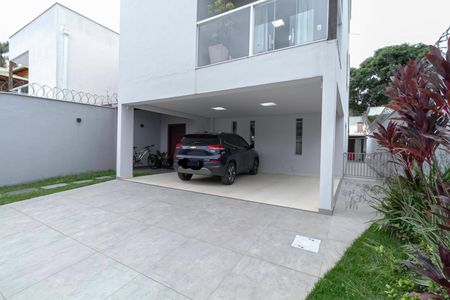 Casa à venda com 234m², 4 quartos e 4 vagas Casa à venda com 234m², 4 quartos e 4 vagasGaragem