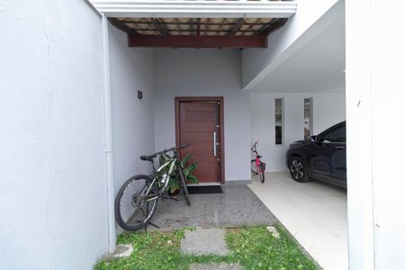 Casa à venda com 234m², 4 quartos e 4 vagas Casa à venda com 234m², 4 quartos e 4 vagasEntrada