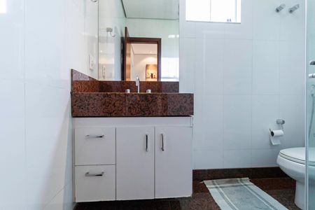 Casa à venda com 234m², 4 quartos e 4 vagas Casa à venda com 234m², 4 quartos e 4 vagasBanheiro social