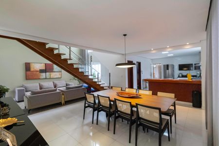 Casa à venda com 234m², 4 quartos e 4 vagas Casa à venda com 234m², 4 quartos e 4 vagasSala de Jantar