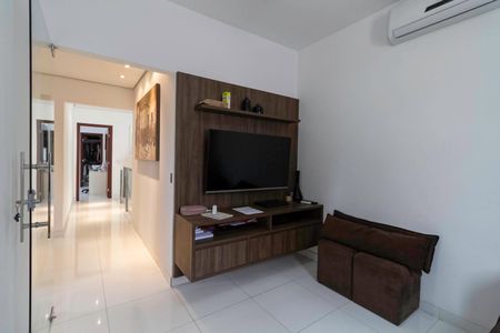 Casa à venda com 234m², 4 quartos e 4 vagas Casa à venda com 234m², 4 quartos e 4 vagasSala de TV