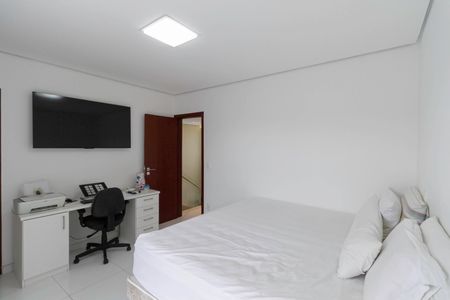 Casa à venda com 234m², 4 quartos e 4 vagas Casa à venda com 234m², 4 quartos e 4 vagasSuíte