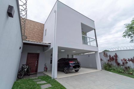 Casa à venda com 234m², 4 quartos e 4 vagas Casa à venda com 234m², 4 quartos e 4 vagasFachada