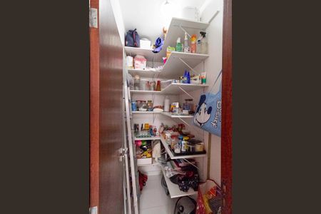 Casa à venda com 234m², 4 quartos e 4 vagas Casa à venda com 234m², 4 quartos e 4 vagasCozinha - Despensa