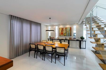 Casa à venda com 234m², 4 quartos e 4 vagas Casa à venda com 234m², 4 quartos e 4 vagasSala de Jantar