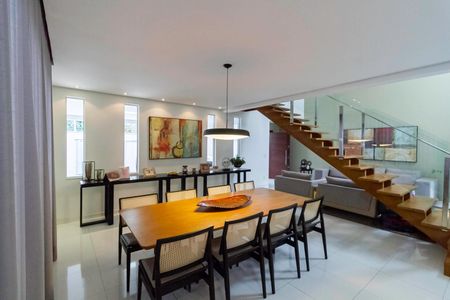 Casa à venda com 234m², 4 quartos e 4 vagas Casa à venda com 234m², 4 quartos e 4 vagasSala de Jantar