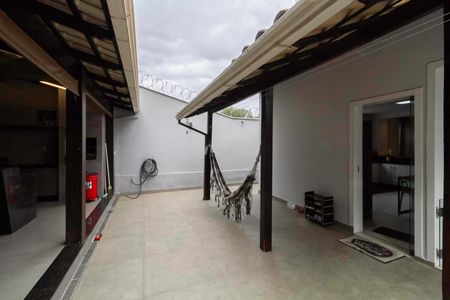 Casa à venda com 234m², 4 quartos e 4 vagas Casa à venda com 234m², 4 quartos e 4 vagasQuintal