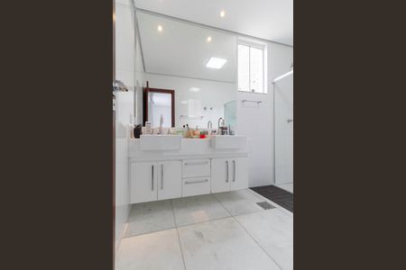 Casa à venda com 234m², 4 quartos e 4 vagas Casa à venda com 234m², 4 quartos e 4 vagasBanheiro da suíte