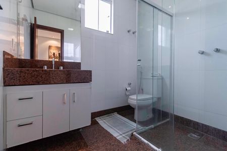 Casa à venda com 234m², 4 quartos e 4 vagas Casa à venda com 234m², 4 quartos e 4 vagasBanheiro social