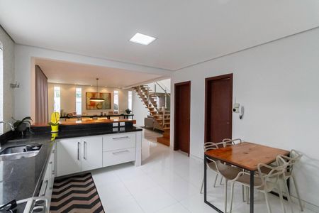 Casa à venda com 234m², 4 quartos e 4 vagas Casa à venda com 234m², 4 quartos e 4 vagasCozinha