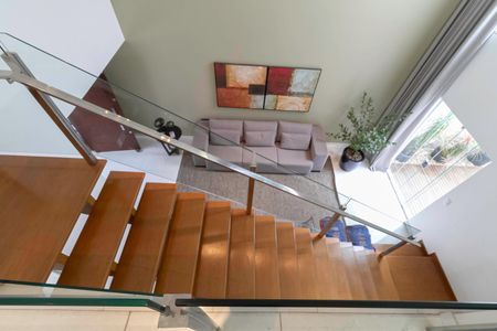 Casa à venda com 234m², 4 quartos e 4 vagas Casa à venda com 234m², 4 quartos e 4 vagasEscada