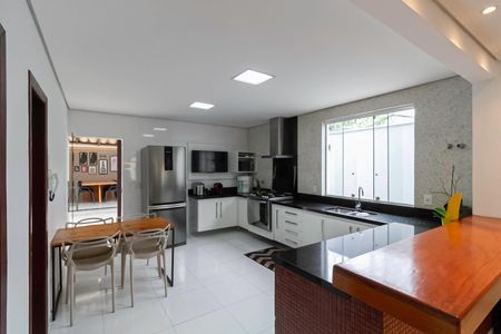 Casa à venda com 234m², 4 quartos e 4 vagas Casa à venda com 234m², 4 quartos e 4 vagasCozinha