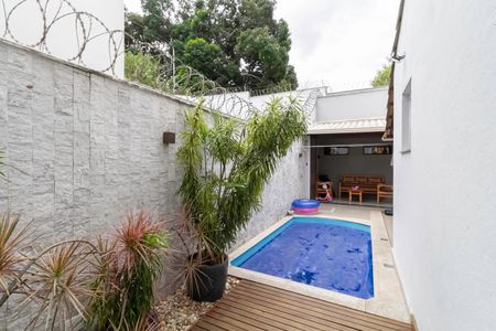 Casa à venda com 234m², 4 quartos e 4 vagas Casa à venda com 234m², 4 quartos e 4 vagasPiscina