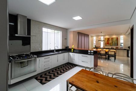 Casa à venda com 234m², 4 quartos e 4 vagas Casa à venda com 234m², 4 quartos e 4 vagasCozinha