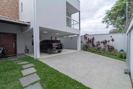Casa à venda com 234m², 4 quartos e 4 vagas Casa à venda com 234m², 4 quartos e 4 vagasEntrada