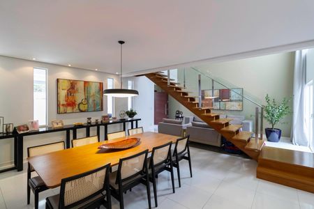 Casa à venda com 234m², 4 quartos e 4 vagas Casa à venda com 234m², 4 quartos e 4 vagasSala de Jantar