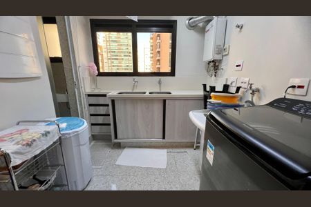 Apartamento à venda com 230m², 4 quartos e 4 vagas Apartamento à venda com 230m², 4 quartos e 4 vagasÁrea de Serviço