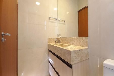 Casa de condomínio à venda com 271m², 3 quartos e 4 vagas Casa de condomínio à venda com 271m², 3 quartos e 4 vagasBanheiro da Suíte 2