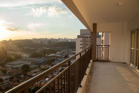 Apartamento à venda com 224m², 3 quartos e 4 vagas Apartamento à venda com 224m², 3 quartos e 4 vagasVista da Sacada