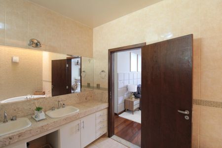 Casa à venda com 900m², 5 quartos e 3 vagasSuite