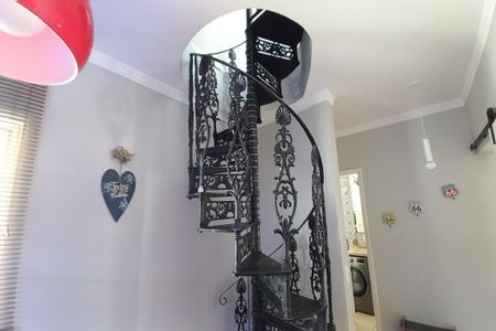 Apartamento à venda com 175m², 5 quartos e 2 vagas Apartamento à venda com 175m², 5 quartos e 2 vagasEscada