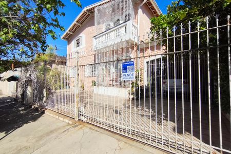 Casa à venda com 180m², 3 quartos e 4 vagasFachada e Placa
