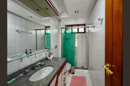 Apartamento à venda com 265m², 3 quartos e 3 vagas Apartamento à venda com 265m², 3 quartos e 3 vagasBanheiro Corredor