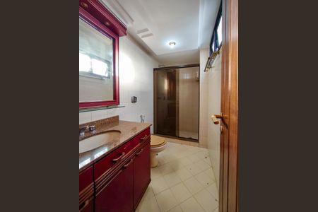 Apartamento à venda com 265m², 3 quartos e 3 vagas Apartamento à venda com 265m², 3 quartos e 3 vagasBanheiro da Suíte 1