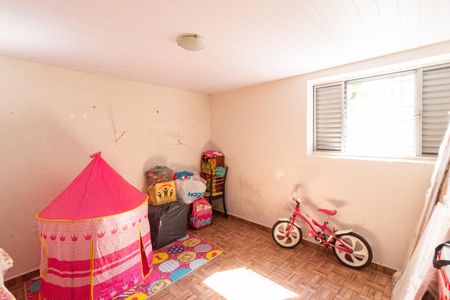 Casa à venda com 351m², 4 quartos e 2 vagas Casa à venda com 351m², 4 quartos e 2 vagasQuarto 5