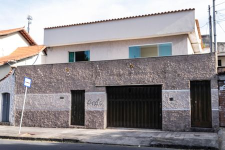 Casa à venda com 360m², 3 quartos e 2 vagas Casa à venda com 360m², 3 quartos e 2 vagasFachada