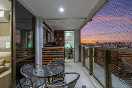 Apartamento à venda com 95m², 3 quartos e 2 vagas Apartamento à venda com 95m², 3 quartos e 2 vagasSala Varanda