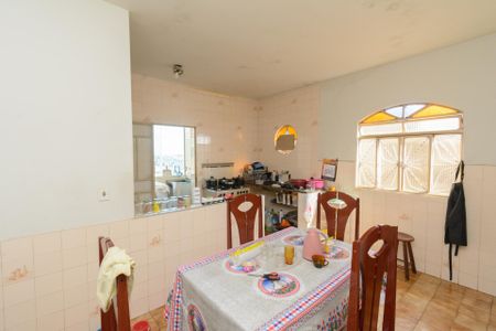 Casa à venda com 300m², 6 quartos e 3 vagas Casa à venda com 300m², 6 quartos e 3 vagasCasa 2 - Cozinha e Sala de Jantar