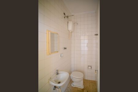 Casa à venda com 240m², 4 quartos e 3 vagas Casa à venda com 240m², 4 quartos e 3 vagasBanheiro de Serviço