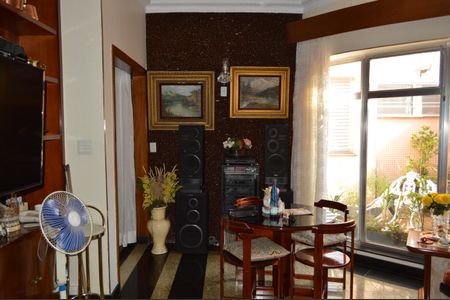 Casa à venda com 320m², 2 quartos e 10 vagasSala