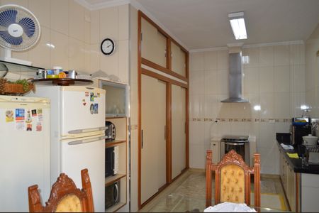 Casa à venda com 320m², 2 quartos e 10 vagasCozinha 