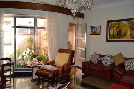 Casa à venda com 320m², 2 quartos e 10 vagasSala