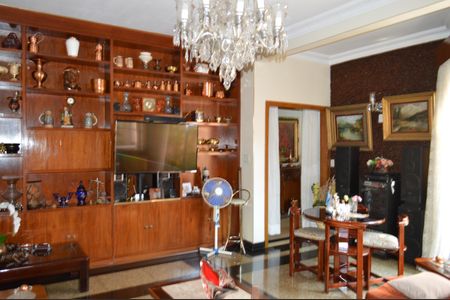 Casa à venda com 320m², 2 quartos e 10 vagasSala