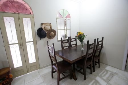 Casa à venda com 244m², 4 quartos e 3 vagasSala