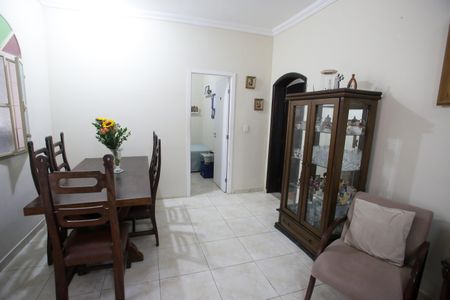 Casa à venda com 244m², 4 quartos e 3 vagasSala