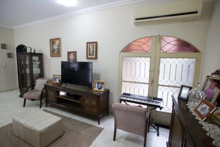 Casa à venda com 244m², 4 quartos e 3 vagasSala