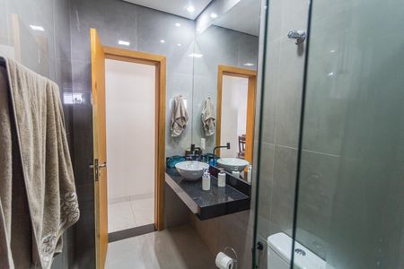 Casa à venda com 180m², 4 quartos e 2 vagas Casa à venda com 180m², 4 quartos e 2 vagasBanheiro Social