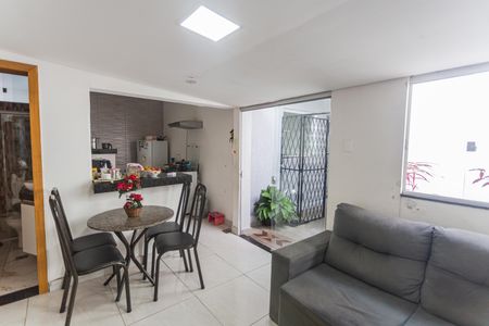 Casa à venda com 180m², 4 quartos e 2 vagas Casa à venda com 180m², 4 quartos e 2 vagasEdícula