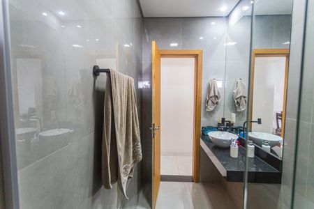 Casa à venda com 180m², 4 quartos e 2 vagas Casa à venda com 180m², 4 quartos e 2 vagasBanheiro Social