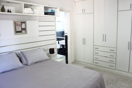 Casa à venda com 242m², 3 quartos e 3 vagasQuarto Suíte