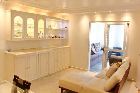 Casa à venda com 242m², 3 quartos e 3 vagasSala