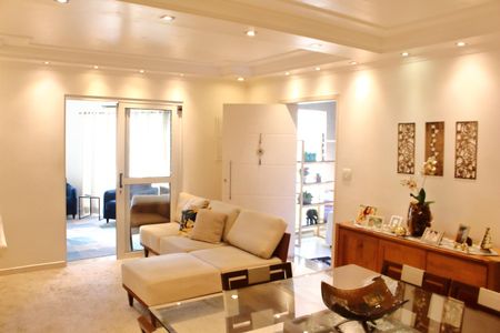 Casa à venda com 242m², 3 quartos e 3 vagasSala