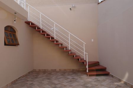 Casa à venda com 190m², 3 quartos e 2 vagasEscada