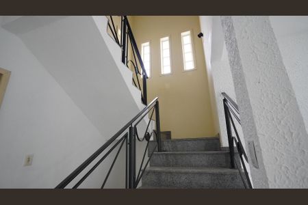 Casa para alugar com 200m², 4 quartos e 2 vagasEscada para dormitórios